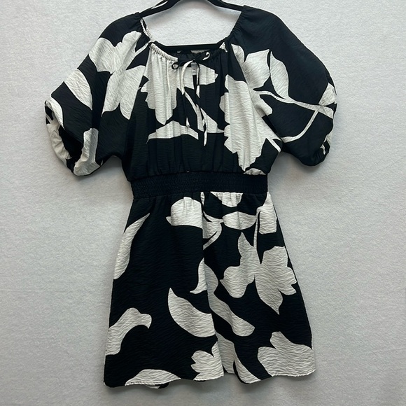 Women's Nine West Tie Neck Puffed Sleeve Cinched Mini Dress Sz Medium Rayon EUC - Picture 1 of 12